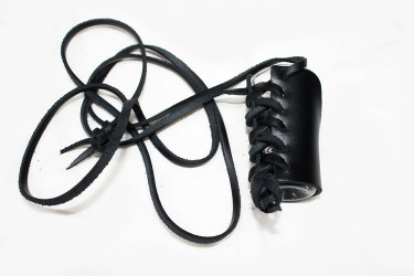 Zawieszany kieliszek w skórze z rzemykiem