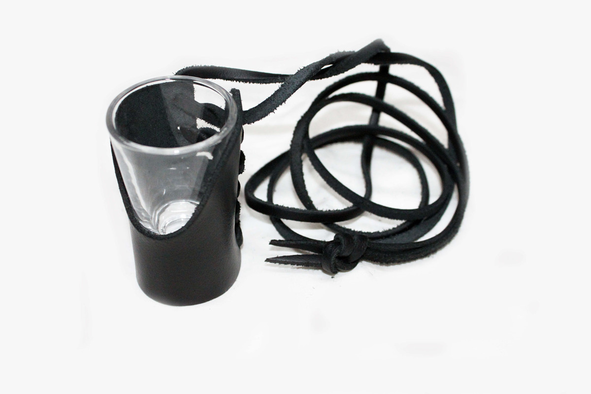 Závěsné sklo v kůži   s popruhem