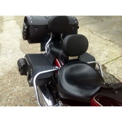 A vezető hátulja  YAMAHA XV 1600 WILD STAR és XV 1700 ROAD STAR